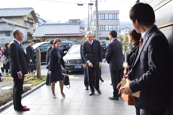 副首相とその一団が到着.JPG